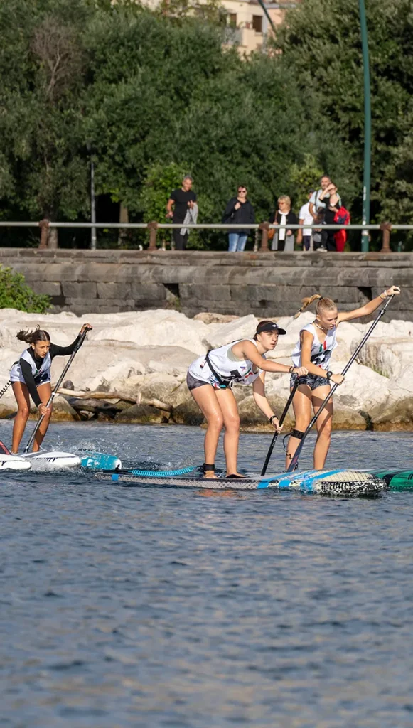 Ragazze che fanno una gara in sup